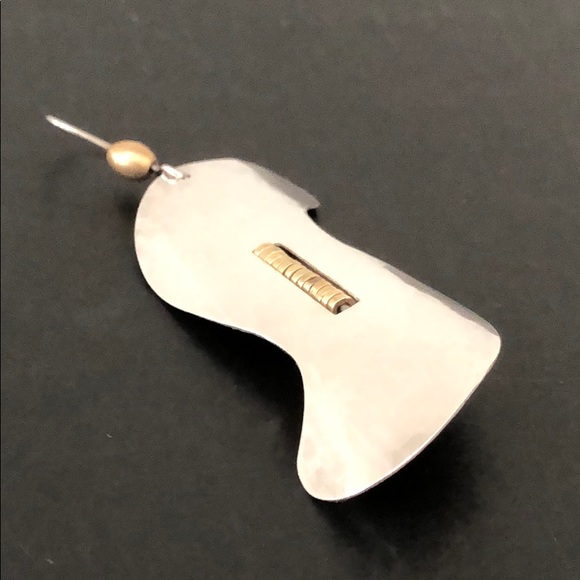 ONE UNIQUE SILVER PLATED HAMMERED ARTISAN EARRING - Picture 8 of 12